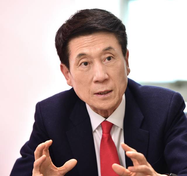 6·3 지방선거 경북도지사 출마를 선언한 이강덕 전 포항시장이 대구일보와의 인터뷰에서 "대구·경북의 행정통합은 속도가 아니라 내용이 핵심"이라며 충분한 공론화와 권한·재정 특례 보완을 강조하고 있다. 김진홍 기자 solmin@idaegu.com