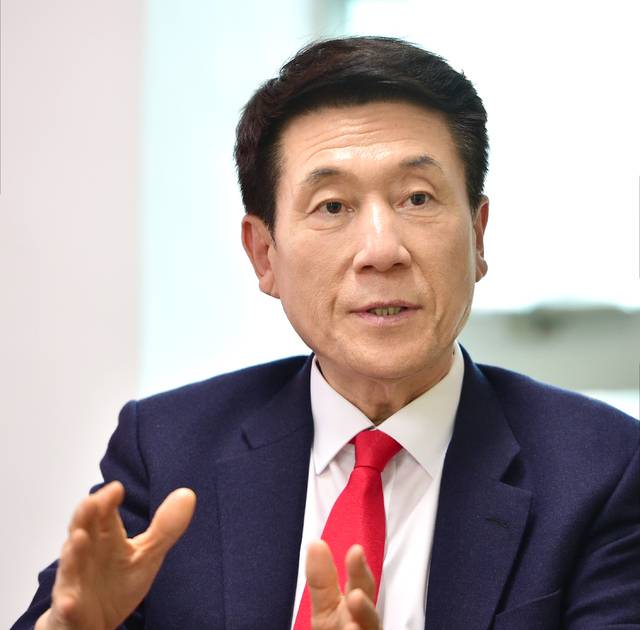 6·3 지방선거 경북도지사 출마를 선언한 이강덕 전 포항시장이 대구일보와의 인터뷰에서 출마 공약에 대해 설명하고 있다. 김진홍 기자 solmin@idaegu.com