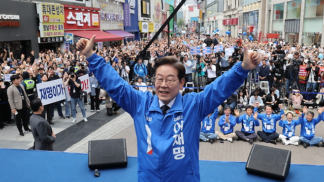 더불어민주당 이재명 대선후보가 지난 13일 대구 동성로에서 열린 대구 집중유세에서 손을 들어 인사하고 있다. <영남일보DB>