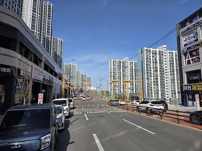 사고가 발생한 어린이보호구역 도로가 열흘이 지난 지금까지 불법 주정차 차량들로 가득하다. <전준혁기자>