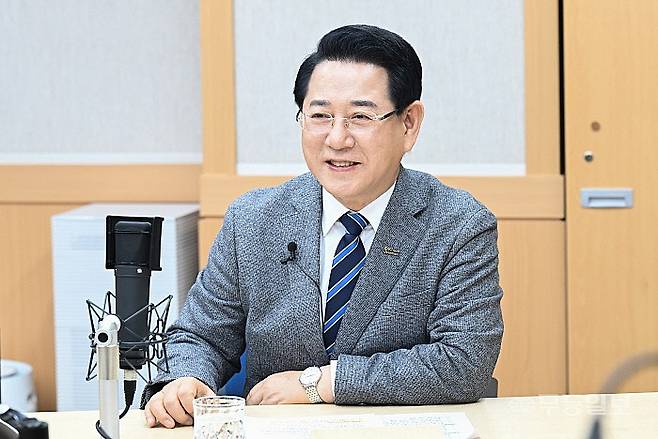 김영록전남지사가 23일 SRB미디어그룹 내 스튜디오에서 무등일보와 사랑방미디어 공동 인터뷰를 갖고 광주 군공항 이전부지를 인공지능, 반도체 연구집적단지 등 판교 테크노밸리급 거점 육성계획을 밝혔다. 양광삼기자 ygs02@mdilbo.com