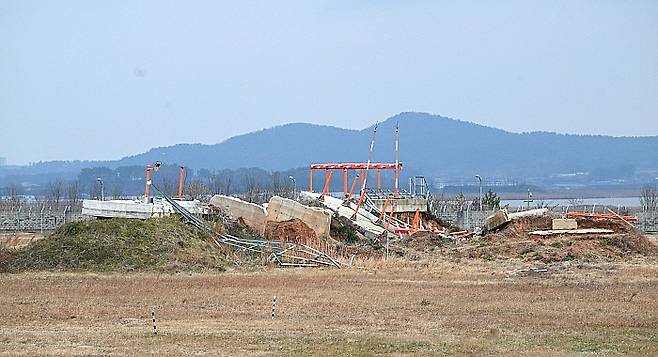 12·29 무안공항 제주항공 여객기 참사 1주기를 닷새 앞둔 24일 오후 전남 무안군 무안국제공항. 활주로 끝단에서 251m 떨어진 곳에 있는 방위각 시설(로컬라이저)을 지지하는 2m 높이 콘크리트 둔덕은 참사 피해를 키운 주된 요인으로 꼽힌다.뉴시스