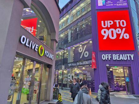 올리브영 명동중앙점과 오프뷰티 명동스퀘어점. /사진= MTN 최유빈 기자