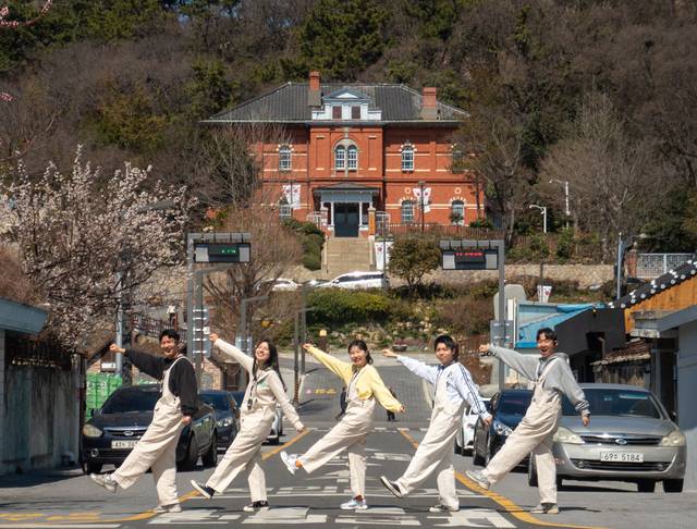 호텔현대 바이 라한 목포에서 ‘괜찮아마을’과 함께하는 레트로 원도심 투어 중 여행객들이 찍은 사진. (라한호텔 제공)