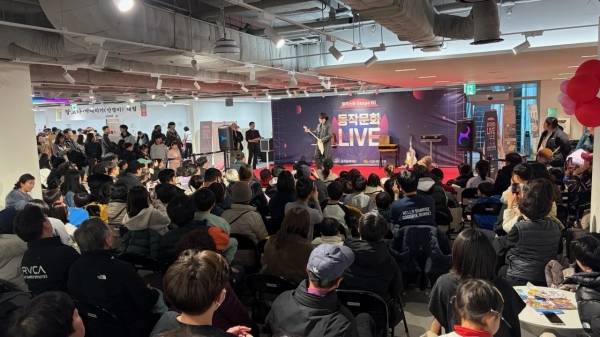 지난 14일, 동작구 주민 300명이 동작구청 대강당에서 열린 두바이쫀득쿠키만들기 오픈 클래스에 참여하고 있다.&nbsp;ⓒ동작구