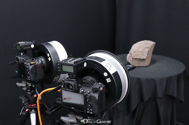 '붉은사막'에 등장하는 작은 오브젝트는 물론, 성벽과 돌까지 모두 실물 캡쳐가 진행됐다고 한다.