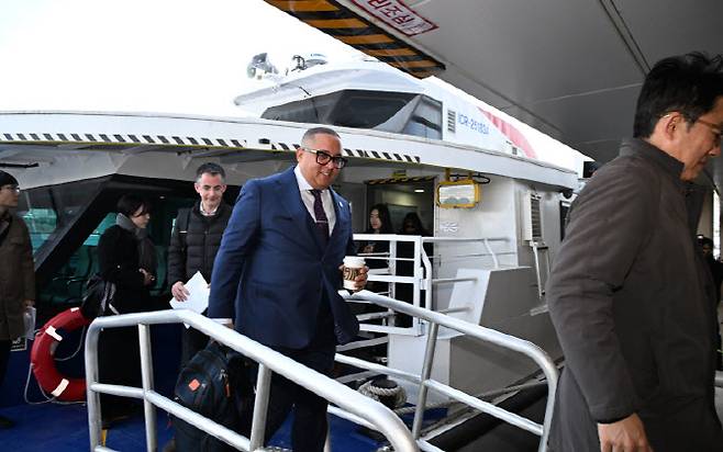 해외 수상교통 전문가들이 지난 23일 여의도~잠실 구간 한강버스를 탑승해 운항 상황을 확인하고 있다. (사진=서울시 제공)