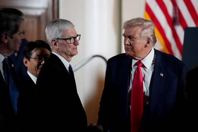 팀 쿡 애플 최고경영자(왼쪽)와 도널드 트럼프 미국 대통령. (사진=AFP)