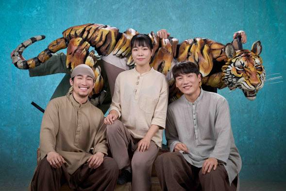 ‘라이프 오브 파이’ 공연에서 리처드 파커 역을 맡은 배우 이지용(왼쪽부터), 최은별, 김시영(사진=에스앤코).