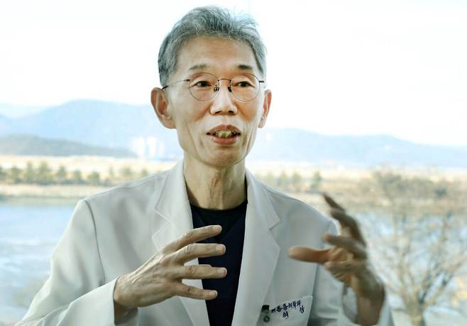 이의상 여수애양병원장이 통증 치료의 중요성에 대해 설명하고 있다. 사진=최승식 전문기자