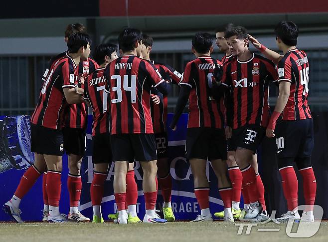 17일 오후 서울시 양천구 목동종합운동장에서 열린 AFC 챔피언스리그 엘리트(ACLE) 2025/26 리그 스테이지 8차전 FC서울과 산프레체 히로시마의 경기에서 전반 서울 파트리크 클리말라가 PK를 성공한 뒤 동료들과 기쁨을 나누고 있다. 2026.2.17 ⓒ 뉴스1 박정호 기자