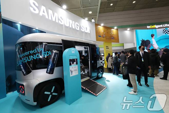 지난 2025년 3월5일 서울 강남구 코엑스에서 개막한 ‘인터배터리 2025’ 삼성SDI 부스를 찾은 관람객이 자율주행차량을 살펴보고 있다. 올해로 13회를 맞이하는 역대 최대규모의 배터리 전문 전시회인 이번 전시는 688개사 2330부스 규모로 7일까지 3일동안 개최된다. 2025.3.5 ⓒ 뉴스1 박세연 기자