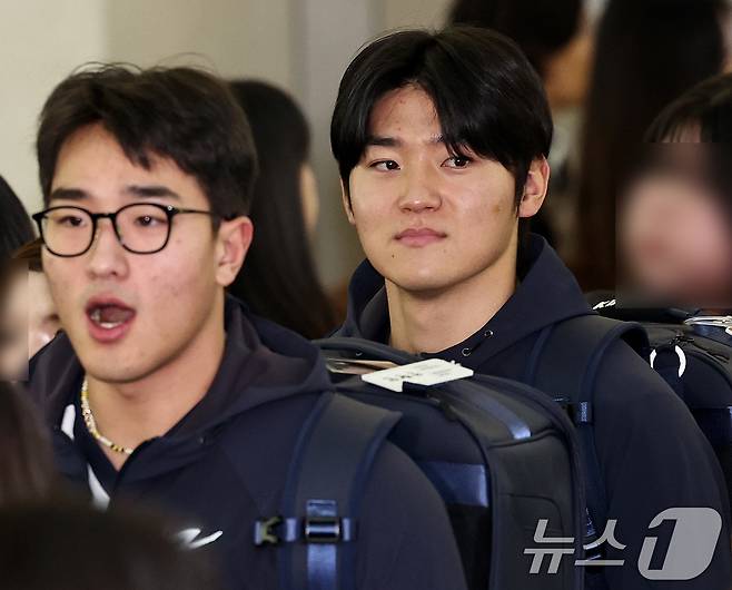야구 국가대표팀 김도영, 안현민이 9일 오전 인천국제공항 제1여객터미널에서 월드베이스볼클래식(WBC) 대비 1차 전지훈련을 위해 사이판으로 출국하고 있다. 2026.1.9 ⓒ 뉴스1 구윤성 기자