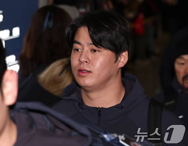 야구 국가대표팀 노시환이 9일 오전 인천국제공항 제1여객터미널에서 월드베이스볼클래식(WBC) 대비 1차 전지훈련을 위해 사이판으로 출국하고 있다. 2026.1.9 ⓒ 뉴스1 구윤성 기자