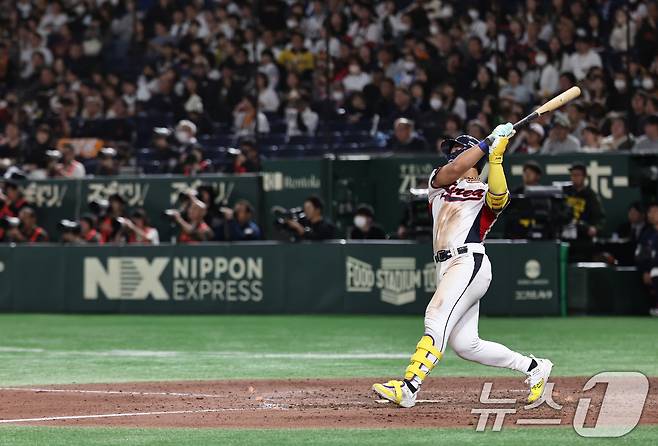16일 오후 일본 도쿄돔에서 열린 월드베이스볼클래식(WBC) 대비 평가전 '2025 케이 베이스볼 시리즈(K-BASEBALL SERIES)' 일본과의 2차전 경기. 대한민국 안현민이 8회말 1사 주자없는 상황 솔로홈런을 치고 있다. 2025.11.16 ⓒ 뉴스1 구윤성 기자