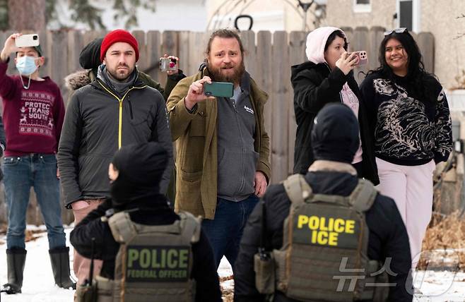 지난 5일(현지시간) 미네소타 미니애폴리스에서 시민들이 이민세관단속국(ICE) 요원들을 경계하며 이들의 모습을 촬영하고 있다. 2026.02.05. ⓒ AFP=뉴스1