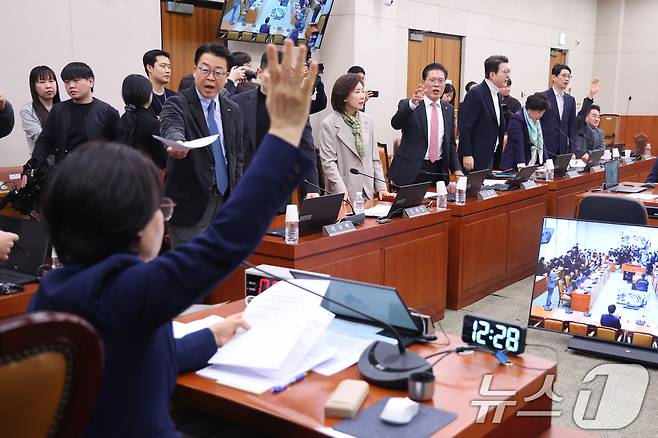 국민의힘 의원들이 24일 서울 여의도 국회에서 열린 법제사법위원회 전체회의에서 전남광주통합특별시 설치를 위한 특별법안(대안)에 대한 거수 표결에 항의하고 있다. 2026.2.24 ⓒ 뉴스1 신웅수 기자
