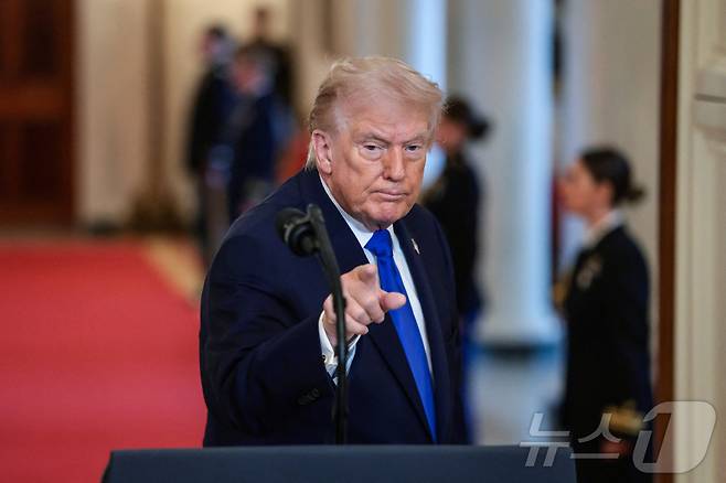 도널드 트럼프 미국 대통령이 23일(현지시간) 백악관에서 열린 '엔젤 패밀리(불법 체류자의 범죄로 가족을 잃은 유가족)' 추모 행사에 참석했다. 2026.02.23 ⓒ 로이터=뉴스1