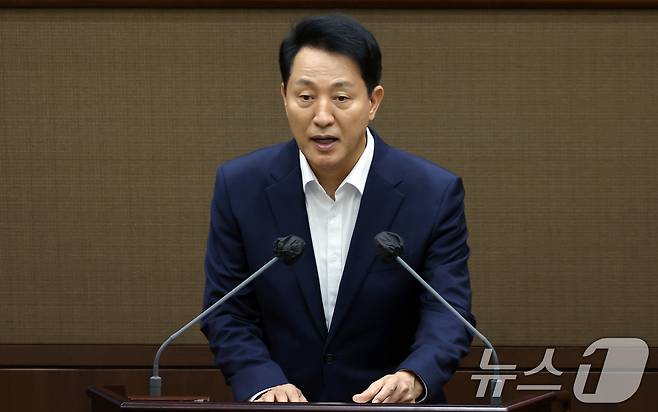 오세훈 서울시장이 27일 오후 서울 중구 세종대로 서울시의회 본회의장에서 열린 제332회 임시회 개회식에서 서울시 신임 간부 소개를 하고 있다. 2025.8.27 ⓒ 뉴스1 박정호 기자