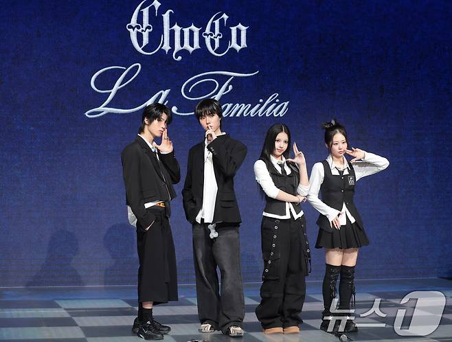 그룹 초코(ChoCo) 예찬(왼쪽부터)과 태조, 안판, 윤지가 24일 오후 서울 마포구 쇼킹케이팝센터에서 열린 초코엔터 패밀리 앨범 ‘ChoCo La Familia’ 발매 기념 쇼케이스에서 포즈를 취하고 있다. 2026.2.24 ⓒ 뉴스1 권현진 기자