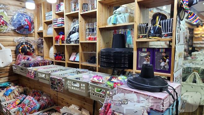 24일 광장시장에서 갓을 비롯해 다양한 K-액세서리를 판매하고 있는 모습 ⓒ 뉴스1 이재상 기자