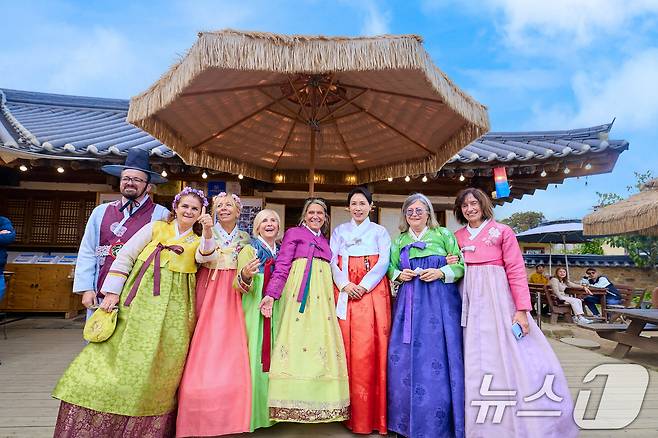 김혜경 여사가 30일 경북 경주 교촌마을을 방문해 한복을 입은 외국인 관광객들과 기념촬영을 하고 있다.(대통령실 제공. 재판매 및 DB 금지) 2025.10.30 ⓒ 뉴스1 허경 기자