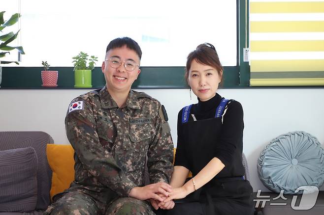 사건 이후 다시 미용실을 찾은 최영현 하사를 반갑게 맞이하는 미용실 주인.(부대 제공, 재판매 및 DB 금지) 2026.2.24/뉴스1