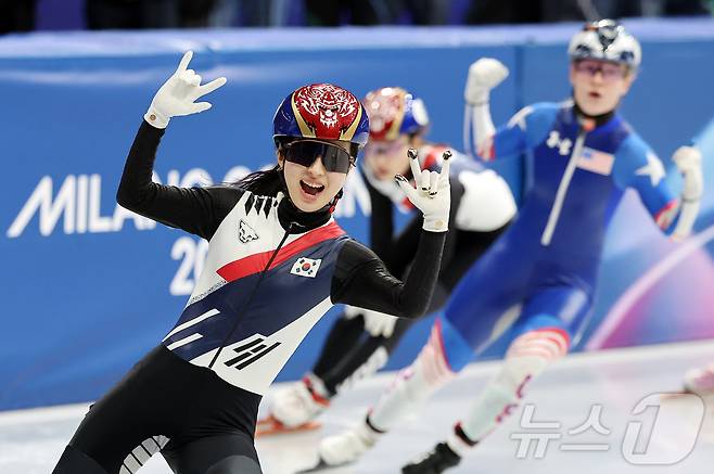쇼트트랙 김길리가 20일(현지시간) 이탈리아 밀라노 아이스 스케이팅 아레나에서 열린 2026 밀라노·코르티나담페초 동계올림픽 쇼트트랙 여자 1500m 결승에서 금메달을 확보한 후 환호하고 있다. 2026.2.21 ⓒ 뉴스1 김진환 기자