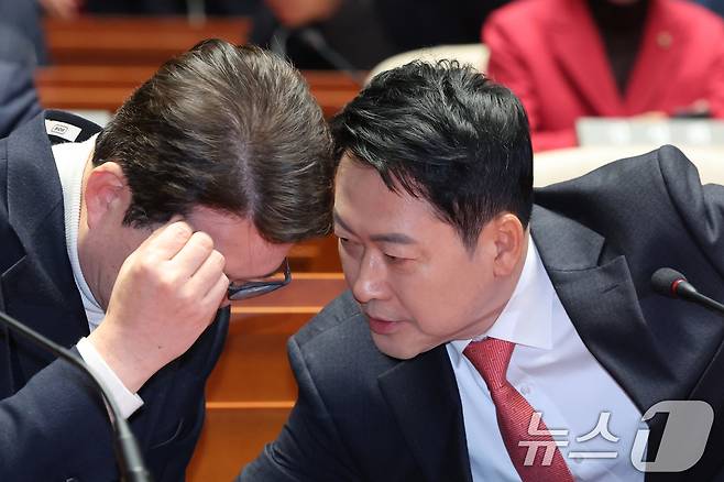 장동혁 국민의힘 원내대표와 신동욱 최고위원이 24일 서울 여의도 국회에서 열린 의원총회에서 대화하고 있다. 2026.2.24 ⓒ 뉴스1 신웅수 기자