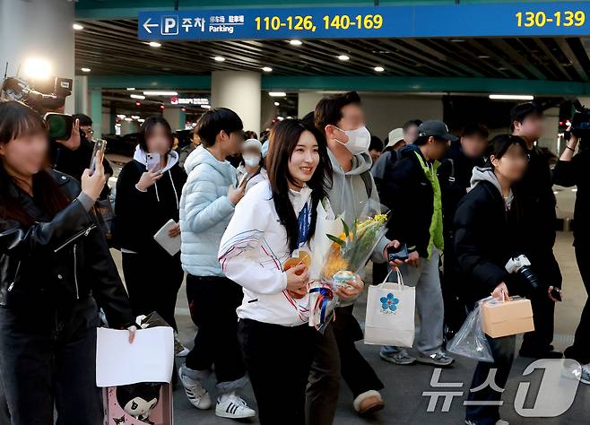 쇼트트랙 여자 1500m, 여자 3000m 계주 금메달로 2관왕을 차지한 김길리가 24일 인천국제공항을 통해 귀국하고 있다. 2026.2.24 ⓒ 뉴스1 이호윤 기자