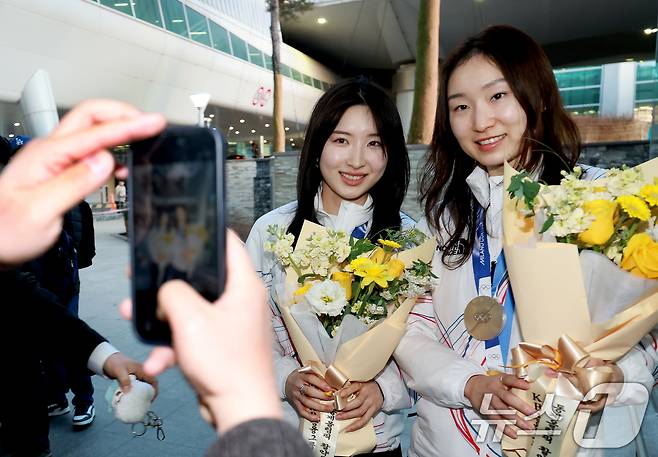 쇼트트랙 여자 3000m 계주 금메달리스트인 김길리와 최민정이 24일 인천국제공항을 통해 귀국해 기념촬영을 하고 있다. 2026.2.24 ⓒ 뉴스1 이호윤 기자