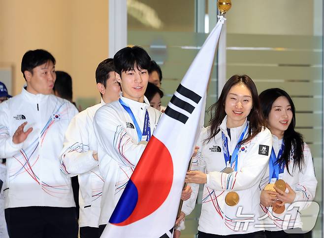 쇼트트랙 최민정, 황대헌, 김길리 등 대한민국 국가대표팀이 2026 밀라노·코르티나담페초 동계올림픽을 마치고 24일 인천국제공항을 통해 귀국해 태극기를 흔들고 있다. 대한민국은2026 밀라노·코르티나담페초 동계올림픽에서 총 10개의 메달(금 3, 은 4, 동 3)과 종합순위 13위를 기록했다 2026.2.24 ⓒ 뉴스1 이호윤 기자