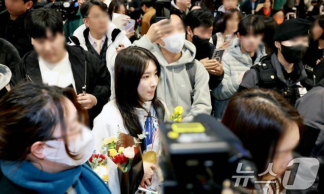 쇼트트랙 여자 1500m, 여자 3000m 계주 금메달로 2관왕을 차지한 김길리가 24일 인천국제공항을 통해 귀국하고 있다. 2026.2.24 ⓒ 뉴스1 이호윤 기자