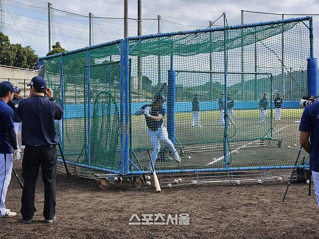 2026 WBC 대표팀 김도영(가운데)이 18일 일본 오키나와 고친다 구장에서 타격 훈련을 진행하고 있다. 오키나와 | 김동영 기자 raining99@sportsseoul.com