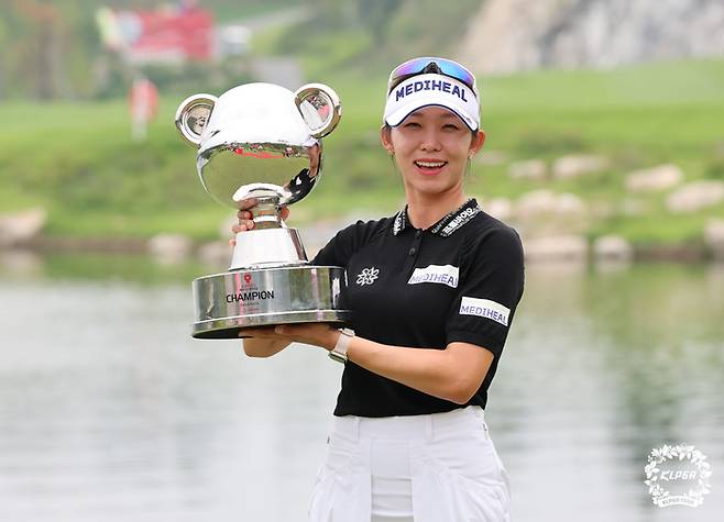 배소현이 3일 오로라 골프&리조트에서 열린 KLPGA투어 오로라월드 레이디스 챔피언십 초대 우승자로 등극한 뒤 트로피를 들고 포즈를 취하고 있다. 사진 | KLPGA