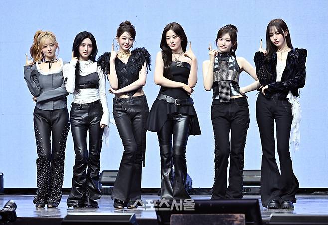 아이브(IVE)가 23일 서울 광진구 예스24 라이브홀에서 열린 정규 2집 앨범 ‘리바이브 플러스(REVIVE+) 발매 기념 미디어 쇼케이스에서 취재진을 향해 포즈를 취하고 있다. 왼쪽부터 레이, 가을, 장원영, 안유진, 이서, 리즈. 2026. 2. 23. 박진업 기자 upandup@sportsseoul.com