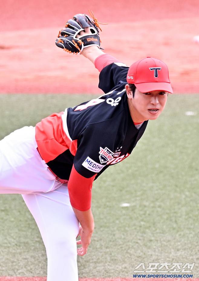 24일 일본 오키나와 가데나 구장에서 열린 야구 대표팀과 KIA 타이거즈의 평가전. 이태양이 역투하고 있다. 오키나와(일본)=박재만 기자 pjm@sportschosun.com/2026.02.24/