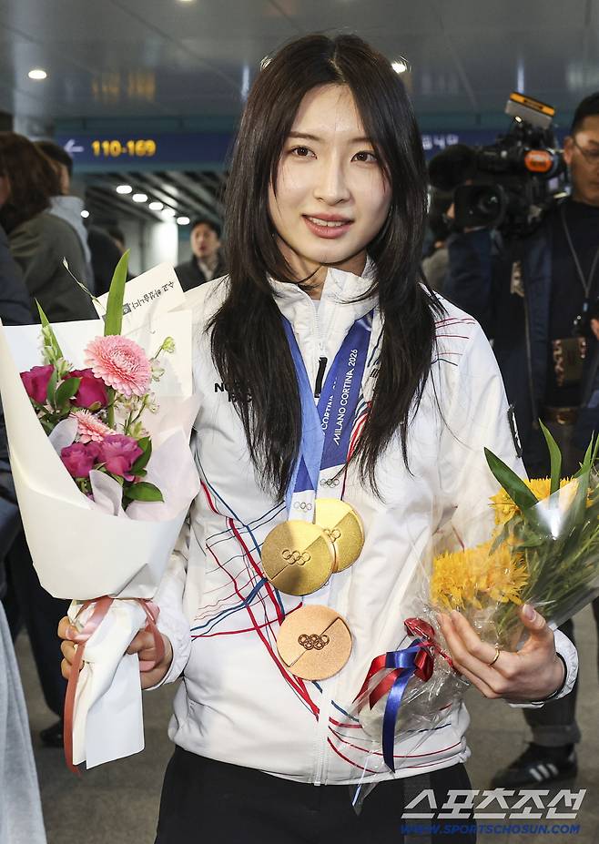 밀라노·코르티나담페초 동계 올림픽을 마친 대한민국 선수단이 24일 인천공항을 통해 귀국했다. 입국장을 빠져나가는 김길리의 모습. 인천공항=허상욱 기자wook@sportschosun.com/2026.02.24/