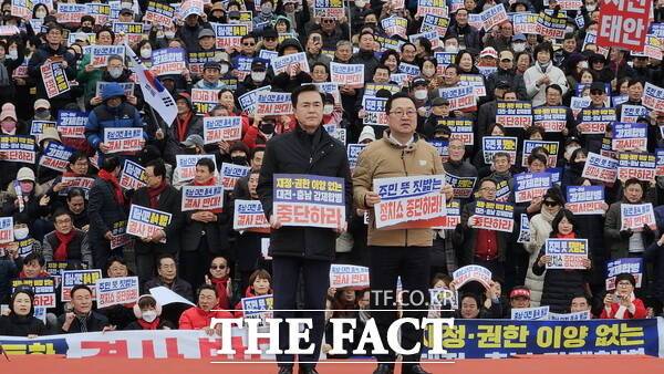 국민의힘이 24일 국회에서 '대전·충남 졸속 통합 반대 범시도민 총궐기대회'를 개최한 가운데 김태흠 충남도지사와 이장우 대전시장이 연단에서 연설 없이 인사만 하고 있다. /대전정치부기자단