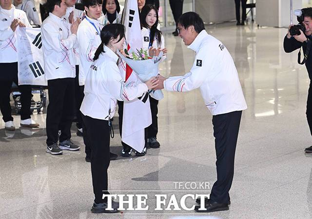 최휘영 문화체육관광부 장관(오른쪽)이 이수경 선수단장에게 꽃다발을 전달하고 있다.