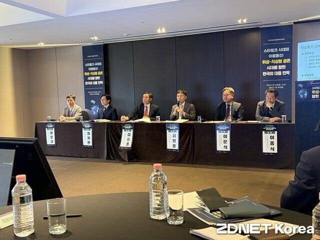 지난 23일 오후 서울 중구 더플라자호텔에서 ‘스타링크 시대의 이동통신: 위성-지상망 공존 시대를 향한 한국의 대응 전략’을 주제로 제248회 한림원탁토론회가 열렸다. 이종식 KT 미래네트워크연구소 소장 (맨 오른쪽) (사진=홍지후 기자)