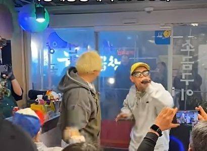 DJ DOC 멤버 이하늘이 운영하는 서울 은평구의 곱창집에서 노래를 부르고 춤을 추는 등 ‘깜짝 콘서트’가 열렸다. 김규리 유튜브