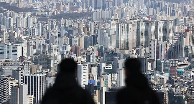 23일 서울 중구 남산에서 바라본 서울시내 아파트 단지 모습. /뉴스1