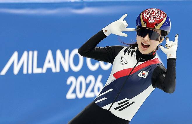 쇼트트랙 김길리가 20일(현지시간) 이탈리아 밀라노 아이스 스케이팅 아레나에서 열린 2026 밀라노·코르티나담페초 동계올림픽 쇼트트랙 여자 1500m 결승에서 금메달을 확보한 후 환호하고 있다. /뉴스1