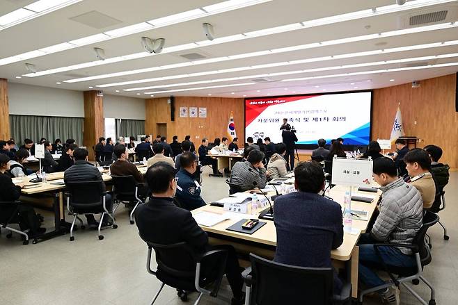 논산세계딸기산업엑스포조직위원회는 23일 논산시청 회의실에서 자문위원 위촉식과 제1차 자문회의를 열고 엑스포 성공 개최를 위한 전략 수립에 돌입했다. 논산시 제공