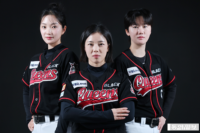 채널A ‘야구여왕’에 출연하고 있는 송아, 주수진, 김온아 선수(왼쪽부터). ‘블랙퀸즈’ 주장인 김 선수는 “베테랑 선수들을 제가 이끄는 게 맞나 고민했다”며 고충을 털어놨다. 주 선수는 “스타급 선수들을 보는 게 신기해 빨리 친해지고 싶었다”고 했으며, 송 선수는 “마냥 재밌을 것 같았지만 팀이 꾸려지니 긴장도 되고 부담도 됐다”고 했다. 신원건 기자 laputa@donga.com