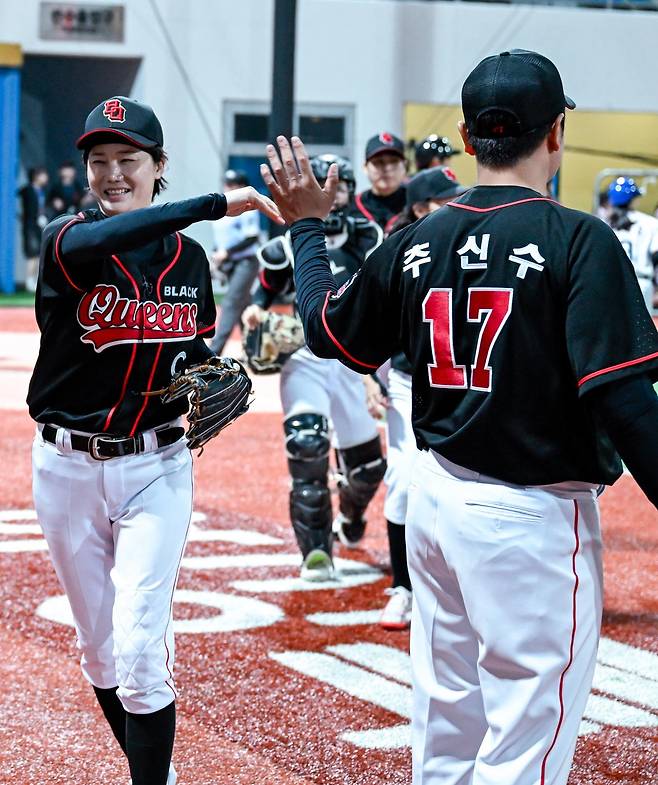 김 선수가 경기 중 ‘블랙퀸즈’ 추신수 감독과 하이파이브 하는 모습. 채널A 제공