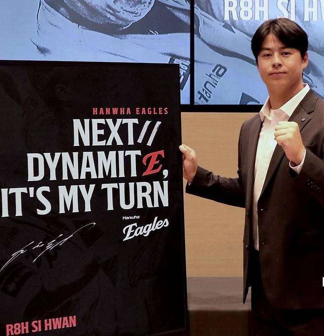 월드베이스볼클래식(WBC) 한국 대표팀 일정을 소화하고 있는 노시환이 22일 프로야구 소속팀 한화와 11년, 최대 총액 307억 원에 비(非)자유계약선수(FA) 다년 계약을 맺은 뒤 일본 오키나와의 한 호텔에서 기념 촬영을 하고 있다. 26세의 노시환은 프로야구 역대 최장·최고액 계약 기록을 모두 새로 썼다. 한화 제공