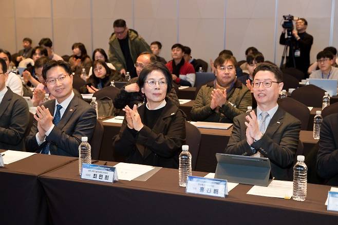 과학기술정보통신부, 정보통신기획평가원, 미래양자융합포럼이 24일 오전 서울 용산구 드래곤시티호텔 한라홀에서 '2026 IITP 테크&퓨처 인사이트 콘서트'를 개최했다. 앞줄 왼쪽부터 구혁채 과학기술정보통신부 제1차관, 최민희 국회 과학기술정보방송통신위원회 위원장, 홍진배 정보통신기획평가원장이 박수를 치고 있다. 과학기술정보통신부 제공