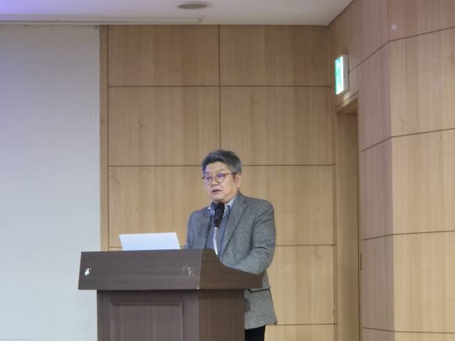 최영재 포스코인터내셔널 상무가 24일 국회 의원회관에서 열린 '핵심광물: 주도형 공급망 구축 토론회'에서 희토류 공급망 위기 대응전략을 발제하고 있다. 임정우 기자 jjwl@donga.com